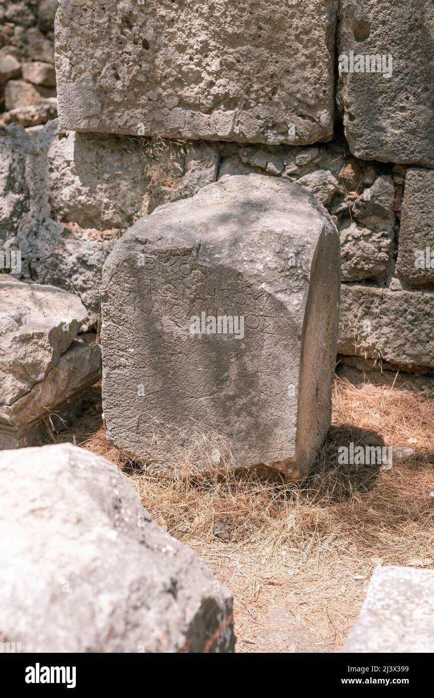 Ruinierte Konstruktion des alten Steingebäudes mit Inschriften in der antiken Sprache. Erkunden Sie die antiken Ausgrabungen der Ruinen des alten L Stockfoto