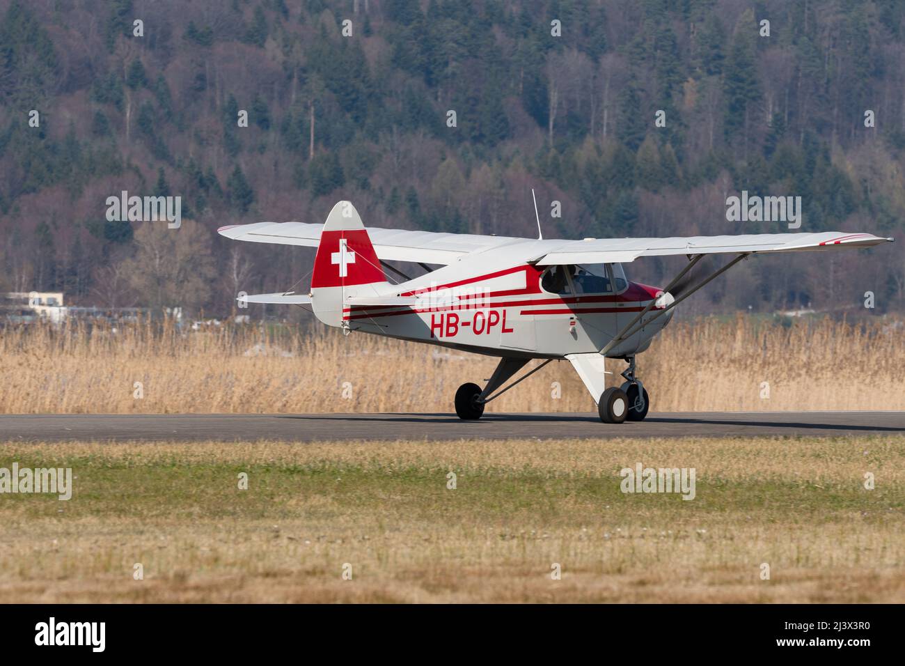 Wangen-Lachen, Schweiz, 27. März 2022 Piper PA22-150 das karibische Propellerflugzeug rollt auf einen kleinen Flugplatz Stockfoto
