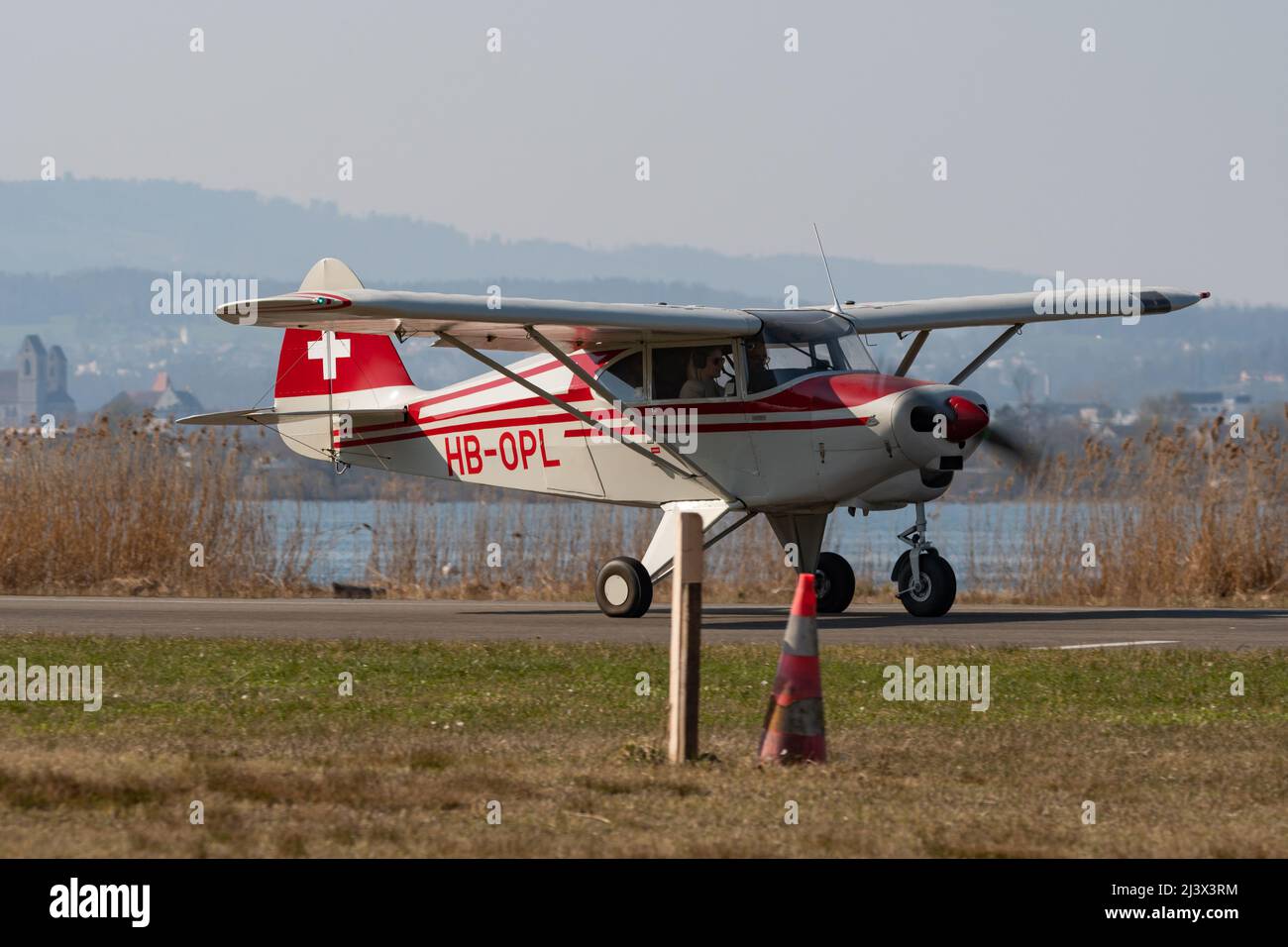 Wangen-Lachen, Schweiz, 27. März 2022 Piper PA22-150 das karibische Propellerflugzeug rollt auf einen kleinen Flugplatz Stockfoto