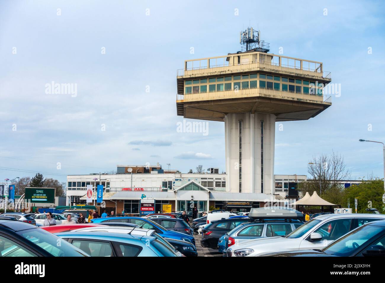 Ikonischer Aussichtsturm an der Forton Motorway Serve Station an der M6 in Lancashire, England Stockfoto