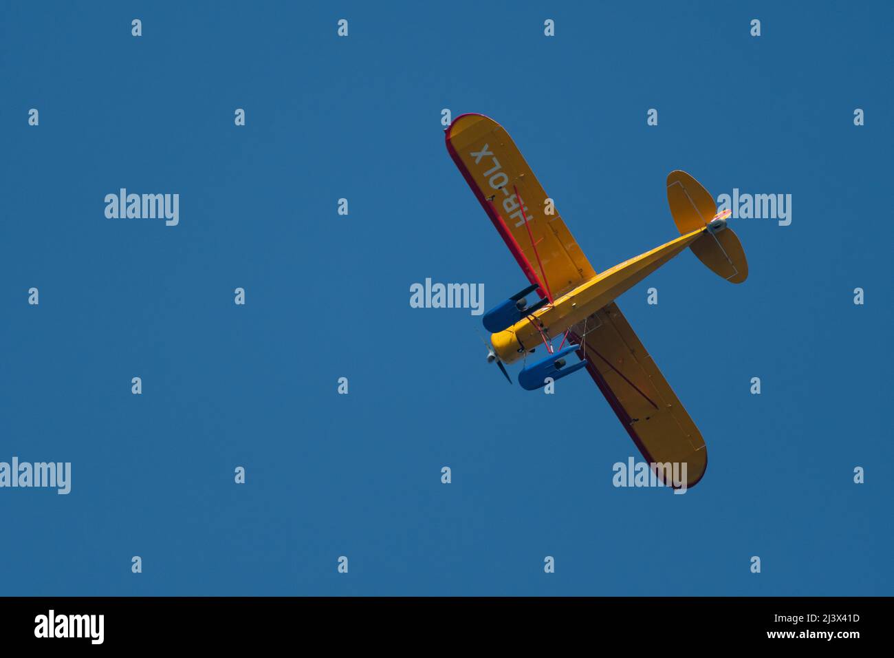 Wangen-Lachen, Schweiz, 27. März 2022 Piper PA18-180m Super Cub Propellerflugzeug am blauen Himmel Stockfoto