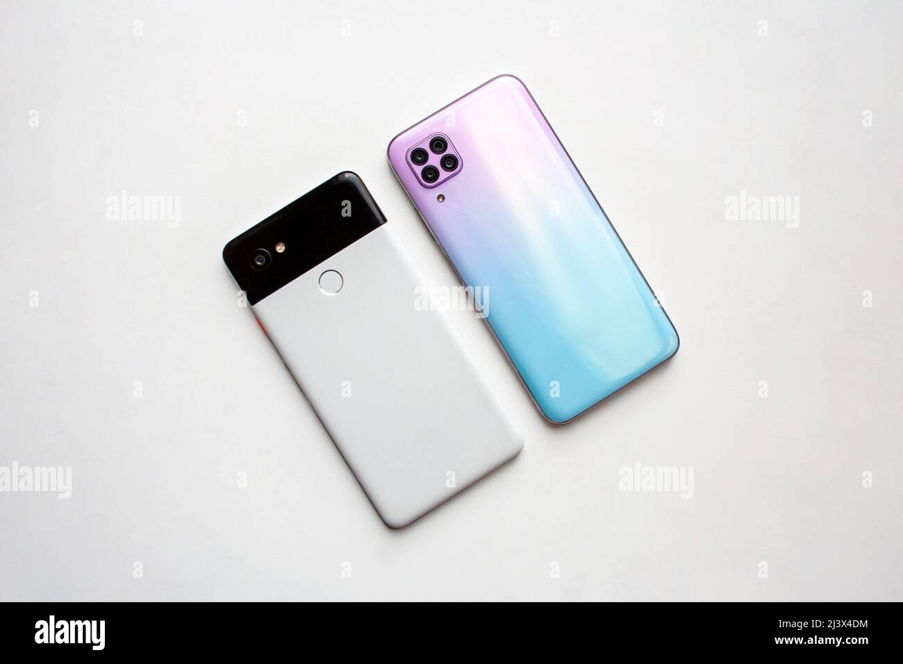 Zwei moderne Smartphone-Mockups isoliert auf weißem Hintergrund aus einem hohen Winkel Stockfoto