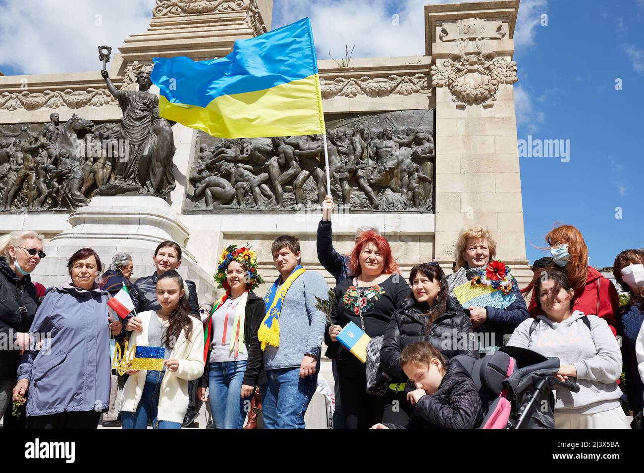 Palermo, Sizilien, Italien. 10. April 2022. Studenten und Vertreter des Gymnasiums Galileo Galilei, ukrainischer Staatsbürger und Viktoriya Prokopovych, Delegierter des ukrainischen Konsulats und Präsident des Associazione Forum Ucraina aus Palermo nehmen an den Protesten auf der piazza Vittorio Veneto Teil. (Bild: © Victoria Herranz/ZUMA Press Wire) Stockfoto