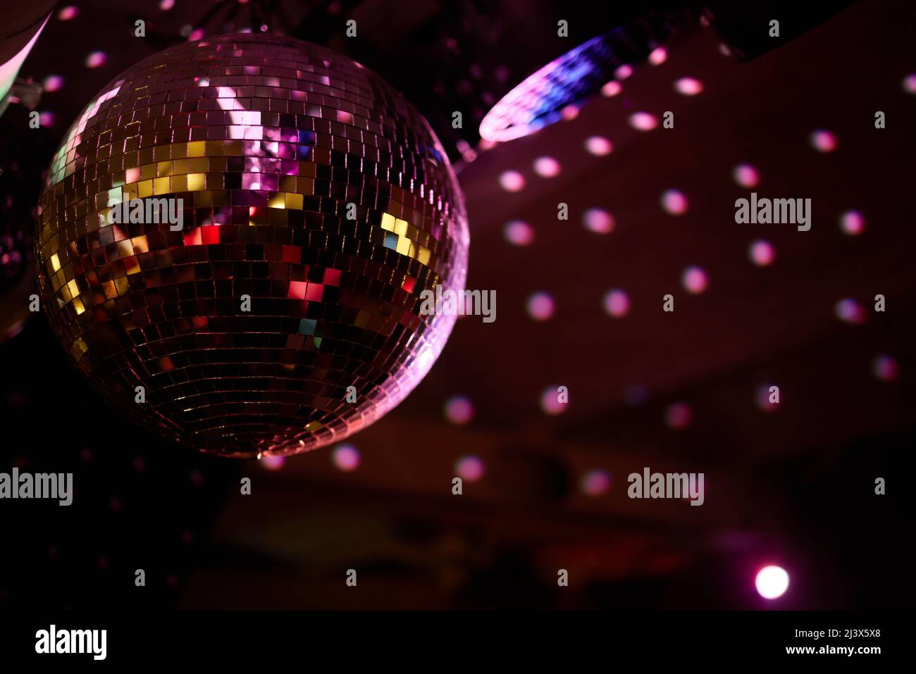 Bunte Disco Spiegel Ball Lichter Nachtclub Hintergrund. Party