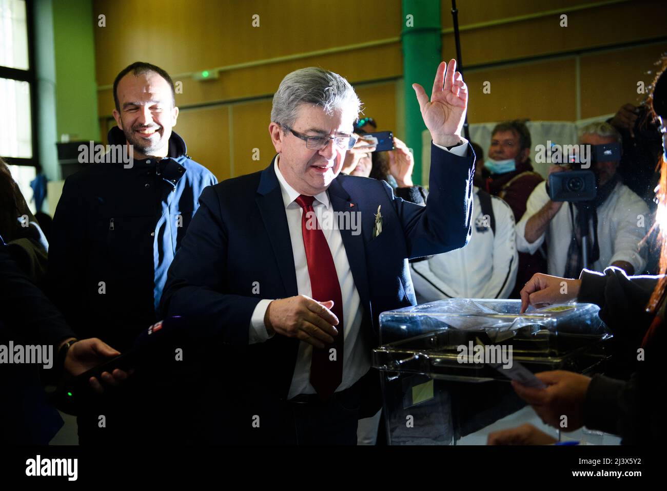 Marseille, Frankreich. 10. April 2022. Jean-Luc Melenchon, der Kandidat der linken Partei La France Insoumise (Unsubmissives Frankreich), trifft am 10. April 2022 in einem Wahllokal in Marseille, Südfrankreich, zur Wahl ein. Die Wahl für die französischen Präsidentschaftswahlen 2022 begann am Sonntag um 8:00 Uhr Ortszeit (0600 Uhr GMT) in Metropolitan France. Quelle: Clement Mahoudeau/Xinhua/Alamy Live News Stockfoto