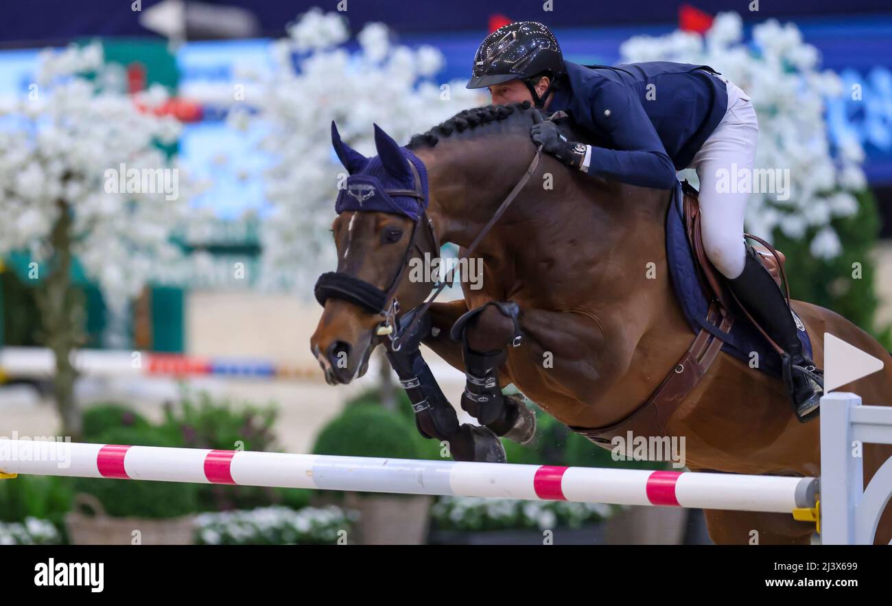 Leipzig, Deutschland. 10. April 2022. Martin Fuchs aus der Schweiz gewinnt das Finale des Longines Fei Jumping Weltcups auf der Leipziger Messe auf Chaplin. Quelle: Jan Woitas/dpa/Alamy Live News Stockfoto