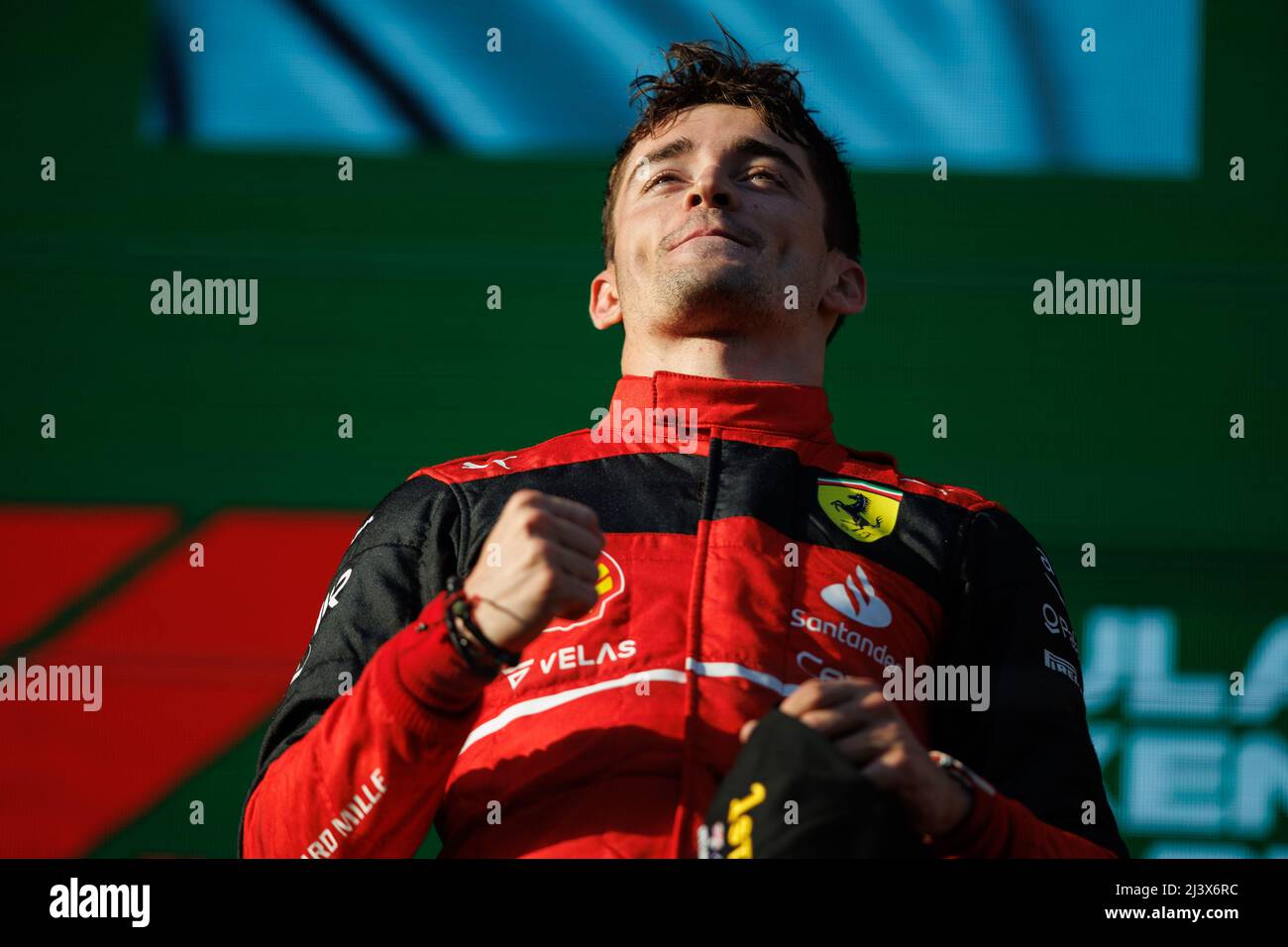 Melbourne, Australien. 10. April 2022. Charles Leclerc (MCO) vom Team Ferrari bei der Podiumserlautung beim Australischen Formel-1-Grand-Prix auf dem Albert Park-Grand-Prix-Kurs am 10. April 2022. Quelle: Corleve/Alamy Live News Stockfoto