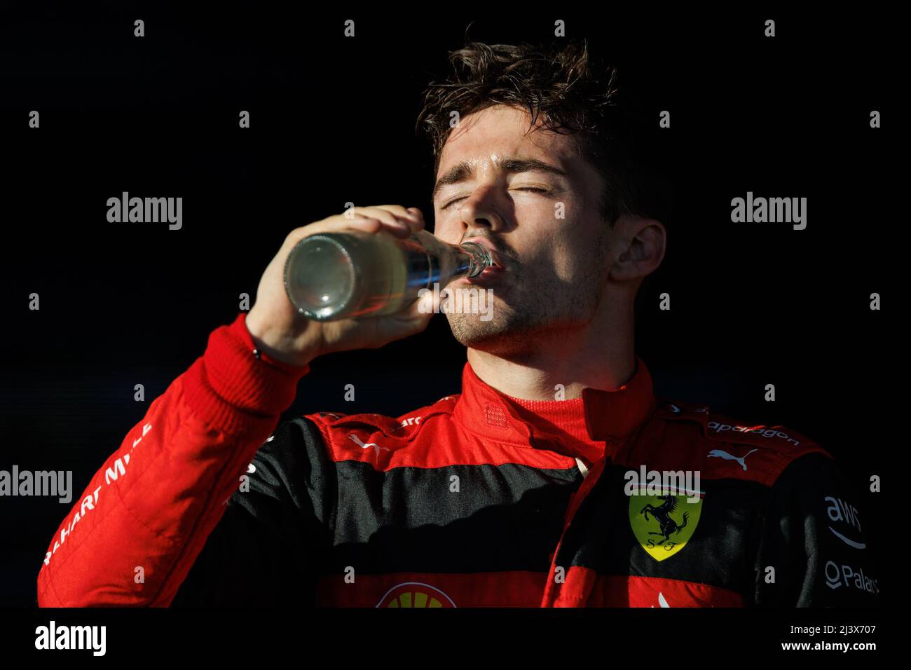 Melbourne, Australien. 10. April 2022. Charles Leclerc (MCO) vom Team Ferrari bei der Podiumserlautung beim Australischen Formel-1-Grand-Prix auf dem Albert Park-Grand-Prix-Kurs am 10. April 2022. Quelle: Corleve/Alamy Live News Stockfoto