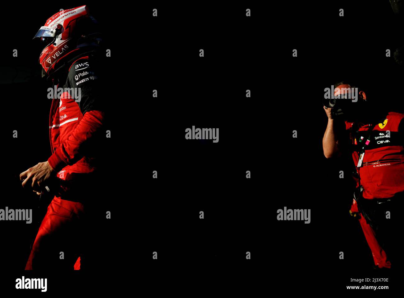 Melbourne, Australien. 10. April 2022. Charles Leclerc (MCO) vom Team Ferrari bei der Podiumserlautung beim Australischen Formel-1-Grand-Prix auf dem Albert Park-Grand-Prix-Kurs am 10. April 2022. Quelle: Corleve/Alamy Live News Stockfoto