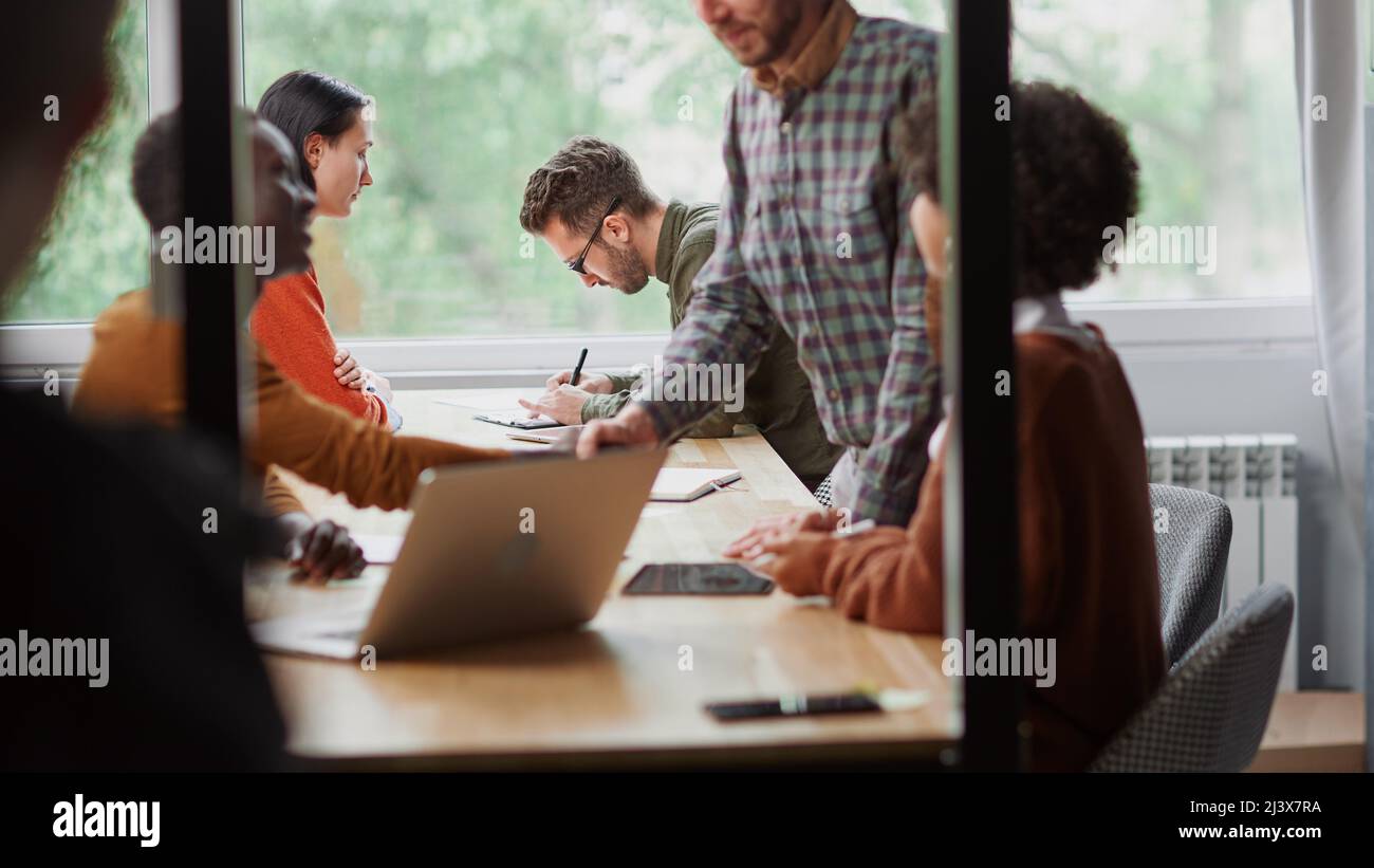 Das multinationale Business-Team arbeitet in einer modernen Halle der Kuhhirten Stockfoto