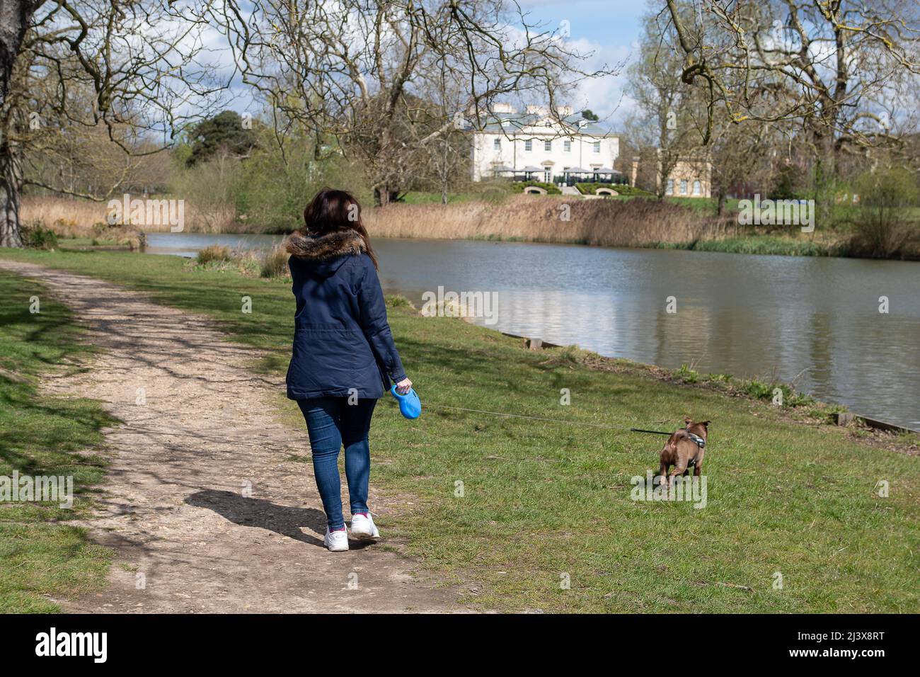 Iver Heath, Buckinghamshire, Großbritannien. 09. April 2022. Es war ein kalter, aber heller und sonniger Tag heute. Im Langley Park ist der Frühling definitiv angekommen. Viele der Basele und Rhododendron blühen bereits im Temple Garden Credit: Maureen McLean/Alamy Live News Stockfoto