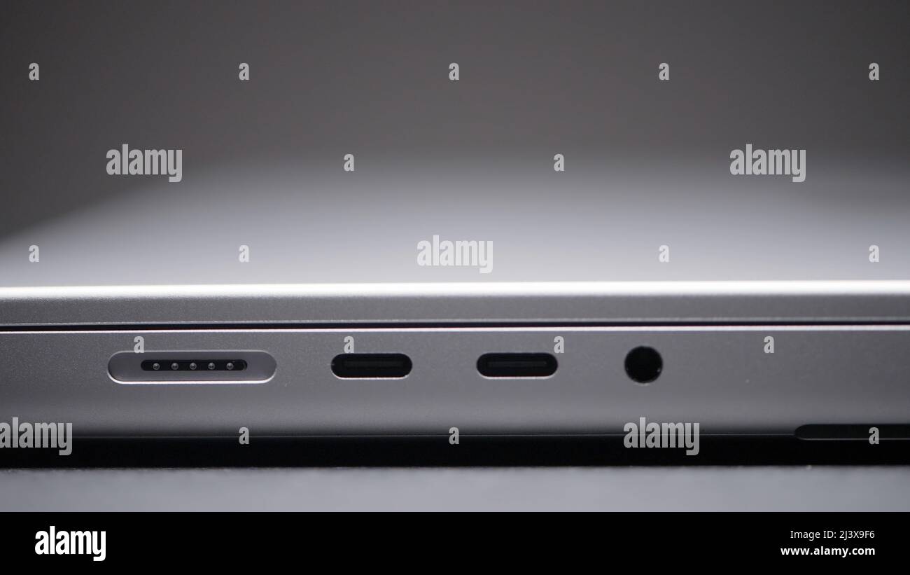 Graues Notebook. Aktion. Detaillierte Aufnahme von Teilen des Laptops mit allen Anschlüssen . Stockfoto