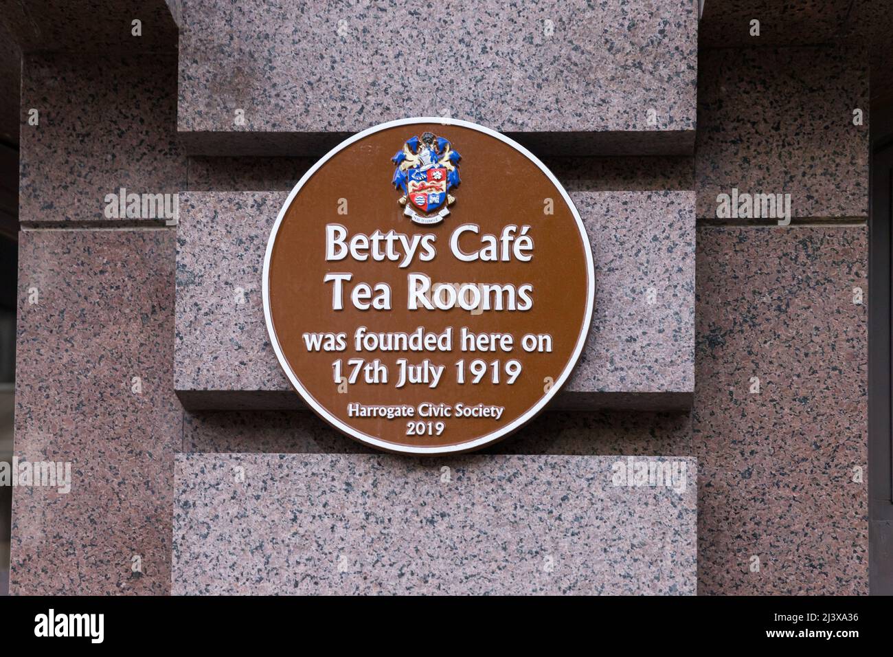 Plakette, die den ursprünglichen Standort von Betty's Café (jetzt eine Bank) markiert - Harrogate Stockfoto