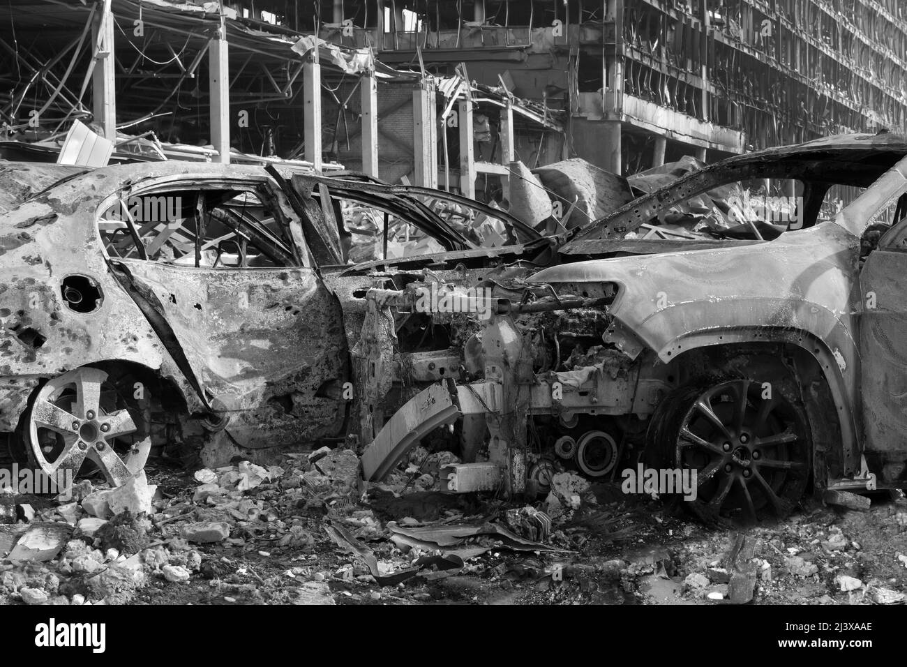Nach der Shell von Zivilisten bombardiert Stadt Schaden Auto. 2022 Russische Invasion der Ukraine Krieg zerrissene Stadt zerstört Auto brennen aus. Bombe Angriff Russland Krieg Stockfoto