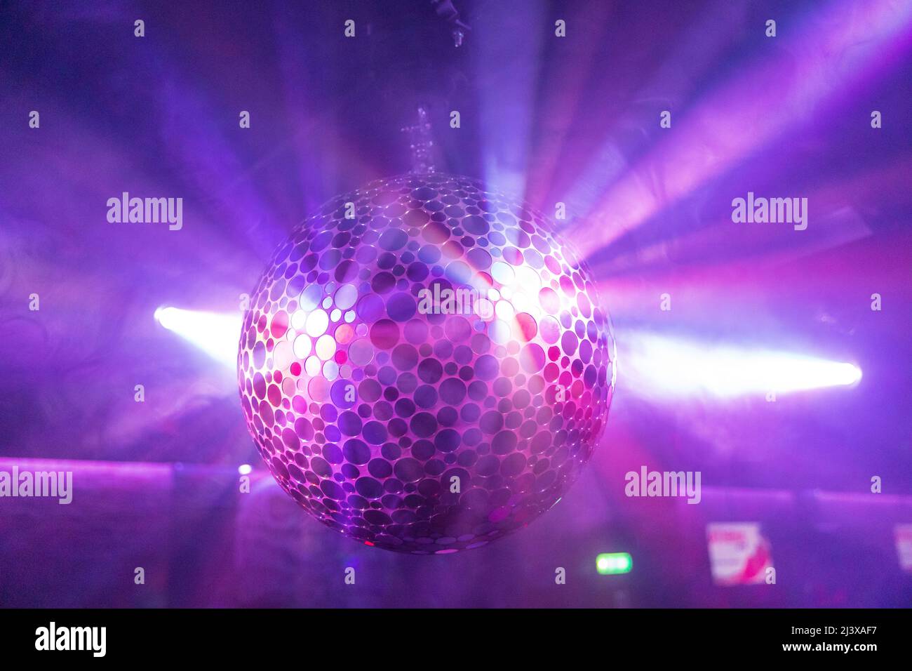 Licht, das von einem Glitzerball reflektiert wird Stockfoto