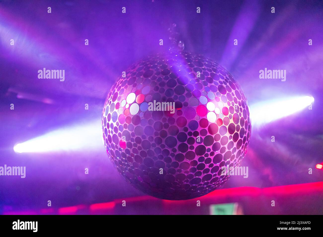 Licht, das von einem Glitzerball reflektiert wird Stockfoto