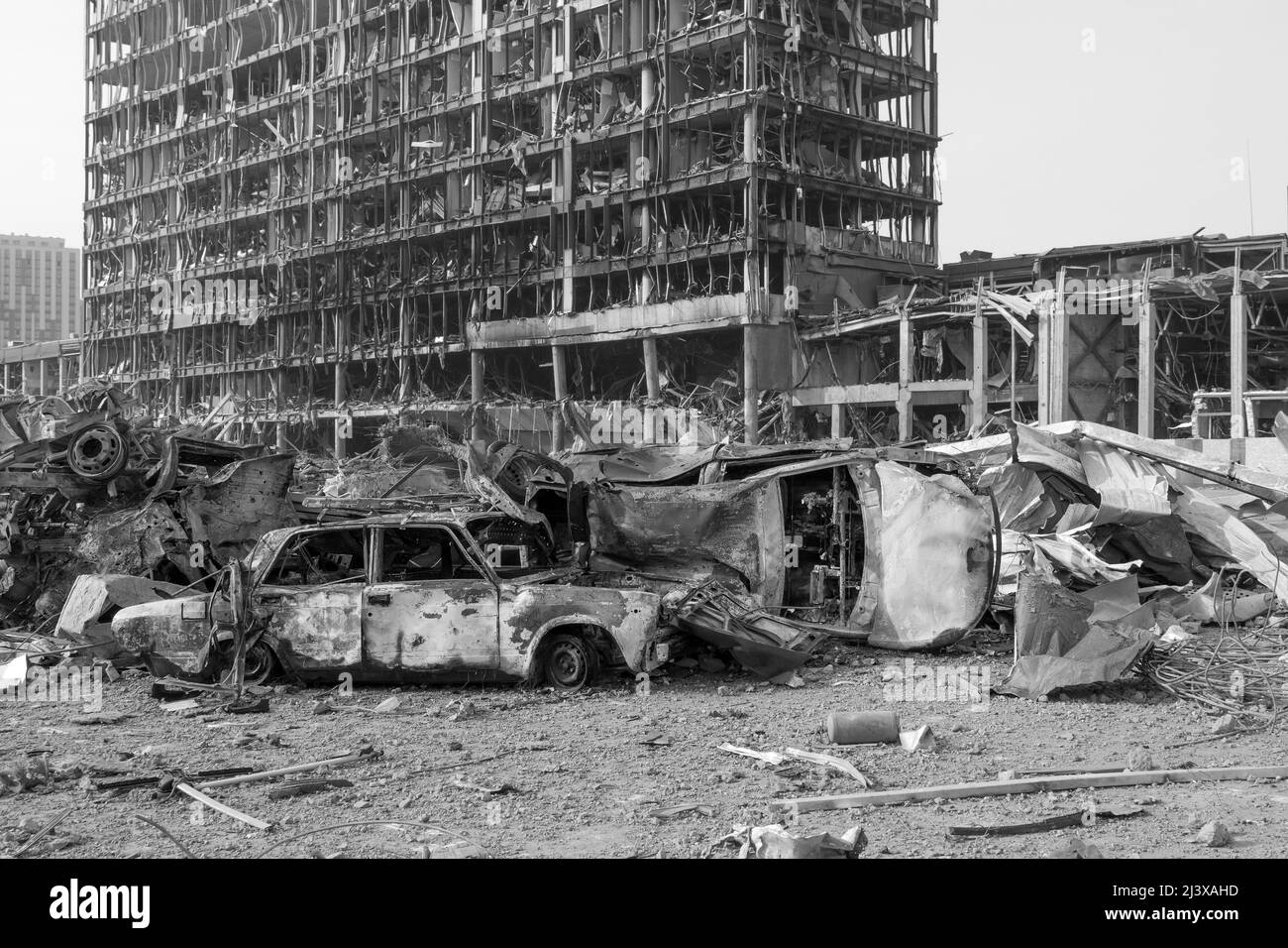 Nach der Shell von Zivilisten bombardiert Stadt Schaden Auto. 2022 Russische Invasion der Ukraine Krieg zerrissene Stadt zerstört Auto brennen aus. Bombe Angriff Russland Krieg Stockfoto