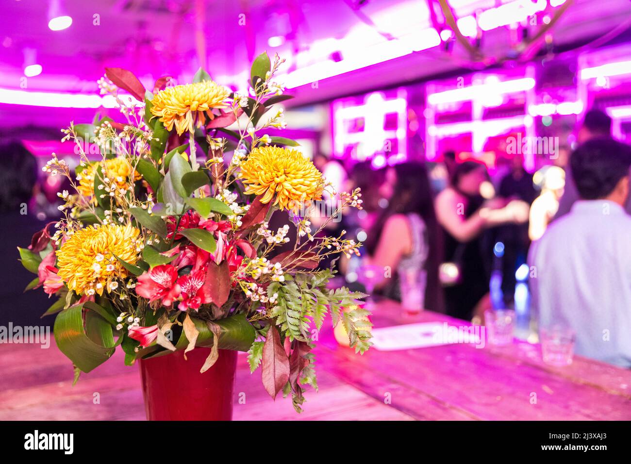 Blumenstrauß in einer Bar Stockfoto