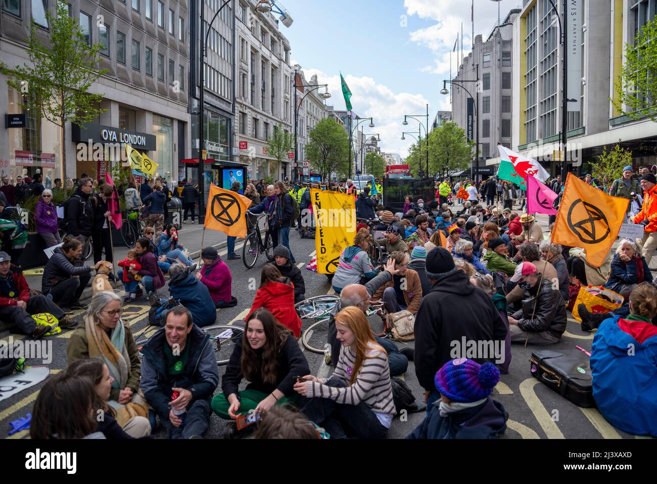 Extinction Rebellion Protestierende startenden in London ab dem 9. April 2022 eine Phase ziviler Störungen. Sich hinsetzen, um die Oxford Street zu besetzen Stockfoto