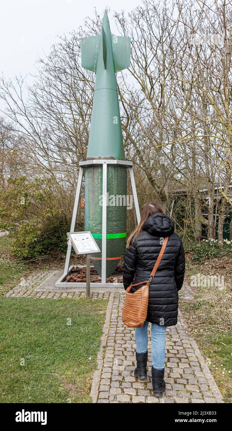 Helgoland, Deutschland. 26. März 2022. Die nicht explodierte Bombe einer englischen 5000 kg schweren Luftbombe vom Typ „Tall Boy“ steht auf dem Gelände des Helgoland Museums. Quelle: Markus Scholz/dpa/Alamy Live News Stockfoto