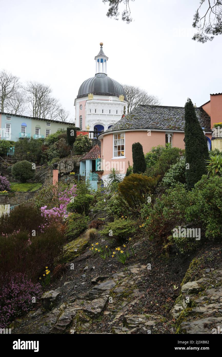 Portmeirion, Gwynedd, North Wales, Wales, Großbritannien. Es wurde von Sir Clough Williams-Ellis zwischen 1925 und 1975 im Stil eines italienischen Dorfes entworfen und gebaut und befindet sich heute im Besitz einer gemeinnützigen Stiftung. Das Dorf liegt in der Gemeinde Penrhyndeudraeth, an der Mündung des Flusses Dwyryd, 2 Meilen (3,2 km) südöstlich von Porthmadog. Portmeirion diente als Schauplatz zahlreicher Filme und Fernsehsendungen, am bekanntesten in der Fernsehsendung The Prisoner aus dem Jahr 1960s als „The Village“. Stockfoto