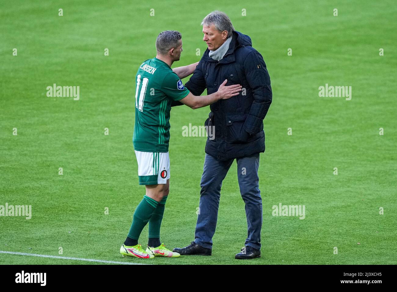 Almelo - Bryan Linssen von Feyenoord, Herakles Almelo-Trainer Frank Wormuth während des Spiels zwischen Herakles Almelo und Feyenoord im Erve Asito Stadion am 10. April 2022 in Almelo, Niederlande. (Box zu Box Pictures/Tom Bode) Stockfoto