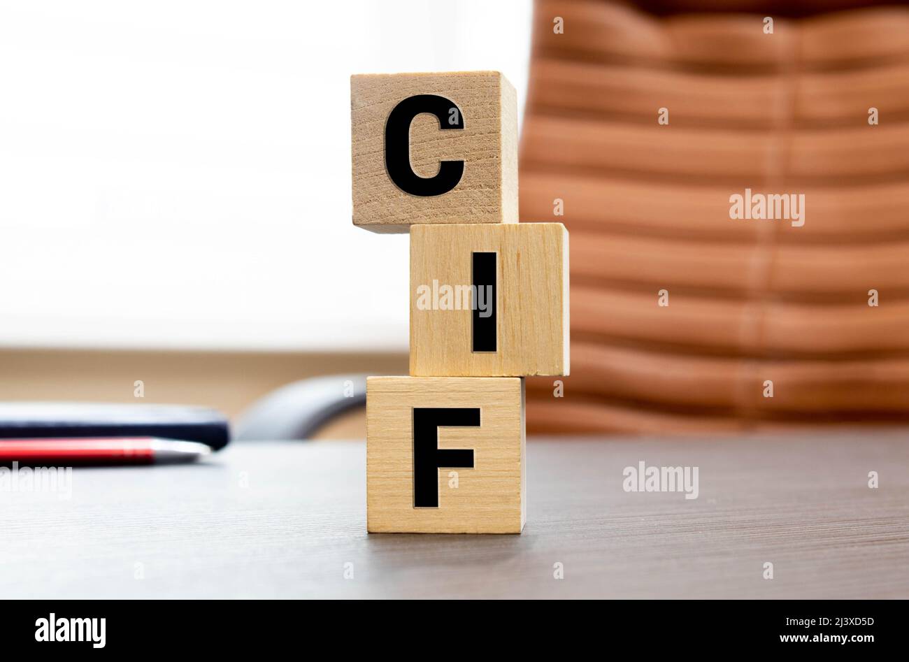 CIF Cost, Insurance and Freight Akronym auf Holzwürfeln auf Zahlensäulen Hintergrund. CIF Cost, Insurance and Freight Akronym für Holzwürfel. bac Stockfoto