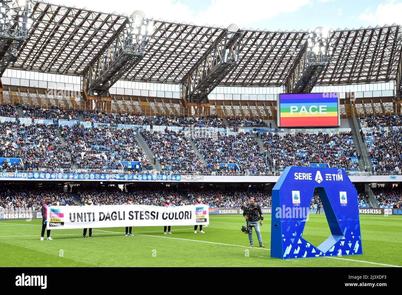 NAPELS, ITALIEN - 10. APRIL: Banner mit Frieden und Regenbogenfarben während der Serie Ein Spiel zwischen SSC Napoli und Fiorentina im Stadio Diego Armando Maradona am 10. April 2022 in Napels, Italien (Foto: Ciro Santangelo/Orange Picturs) Stockfoto