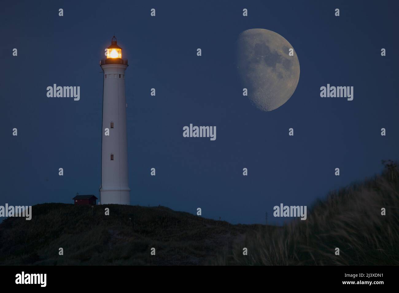Leuchtturm mit Mond Stockfoto