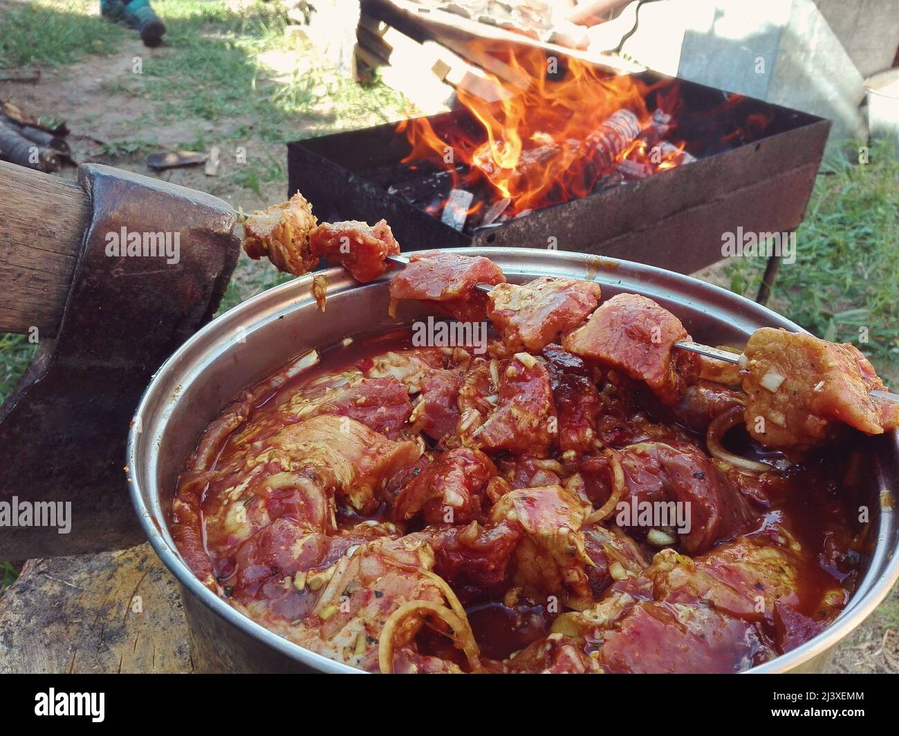 Rohes mariniertes Fleisch für den Schischkebab. Stockfoto