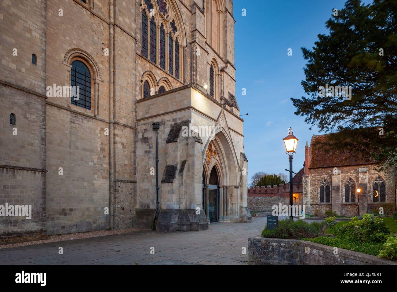 Die Nacht fällt in der Chichester Cathedral, West Sussex, England. Stockfoto