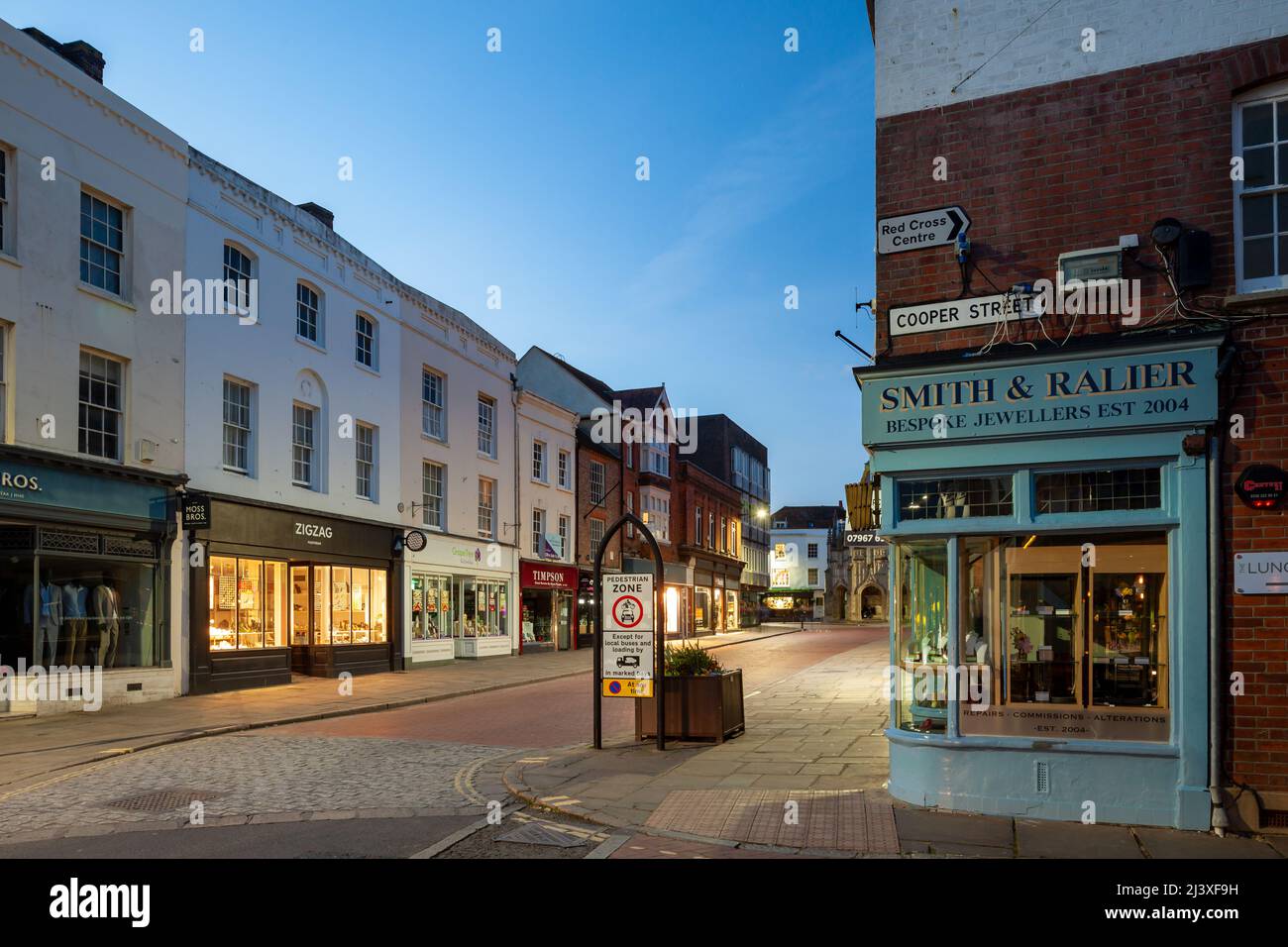 Abend auf der South Street in Chichester, West Sussex, England. Stockfoto