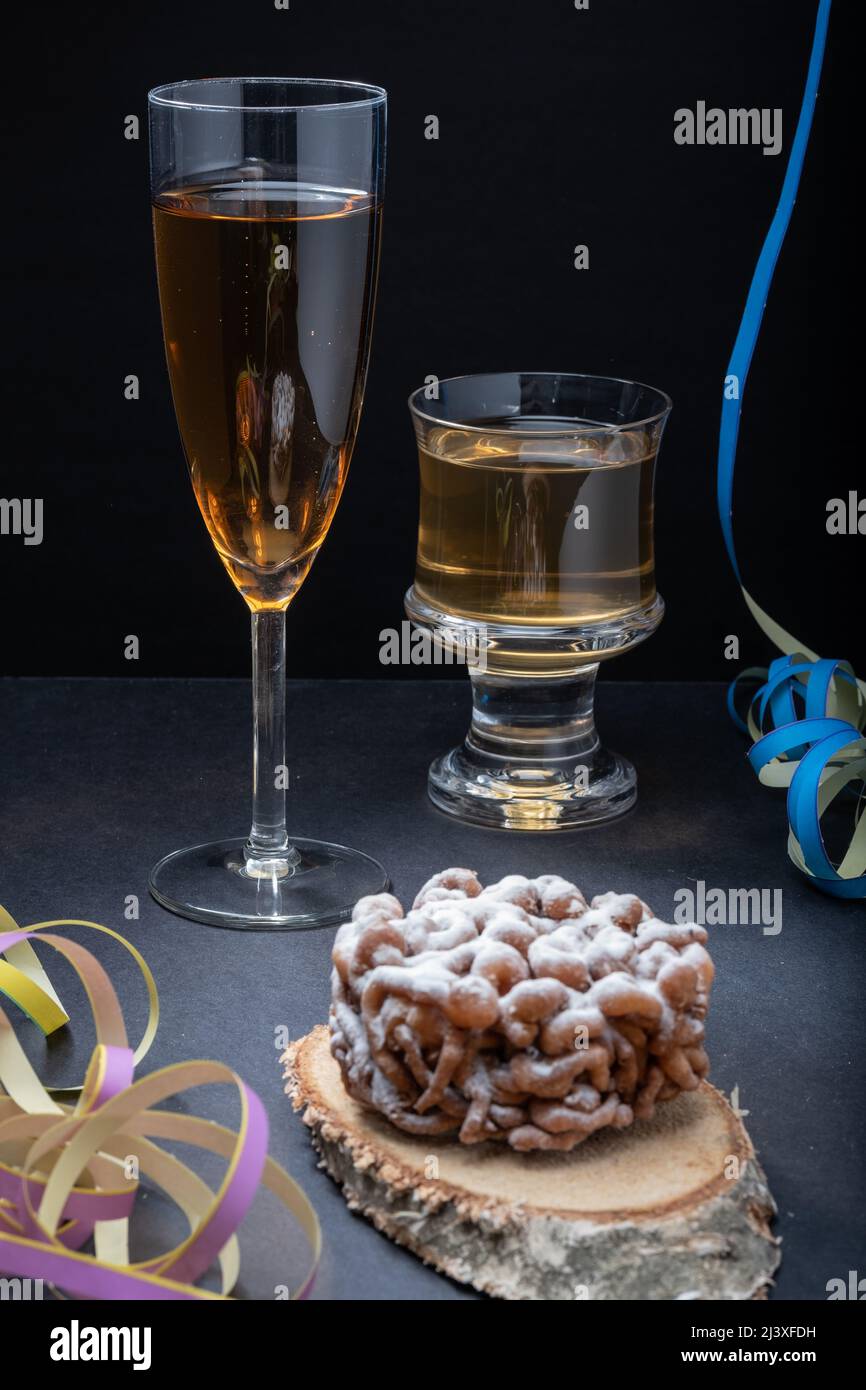 Helsinki / Finnland - 10. APRIL 2022: Traditionelle finnische Küche: Trichterkuchen mit Puderzucker-Belag werden um den 1.. Mai mit hausgemachtem Sima gegessen Stockfoto