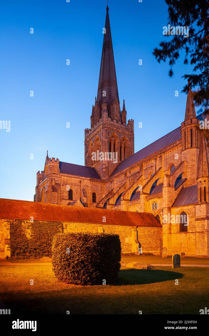 Die Nacht fällt in der Chichester Cathedral, West Sussex, England. Stockfoto