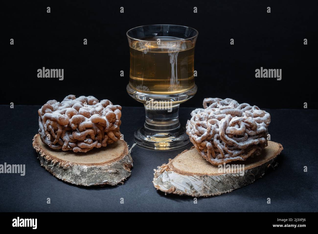 Helsinki / Finnland - 10. APRIL 2022: Traditionelle finnische Küche: Trichterkuchen mit Puderzucker-Belag werden um den 1.. Mai mit hausgemachtem Sima gegessen Stockfoto
