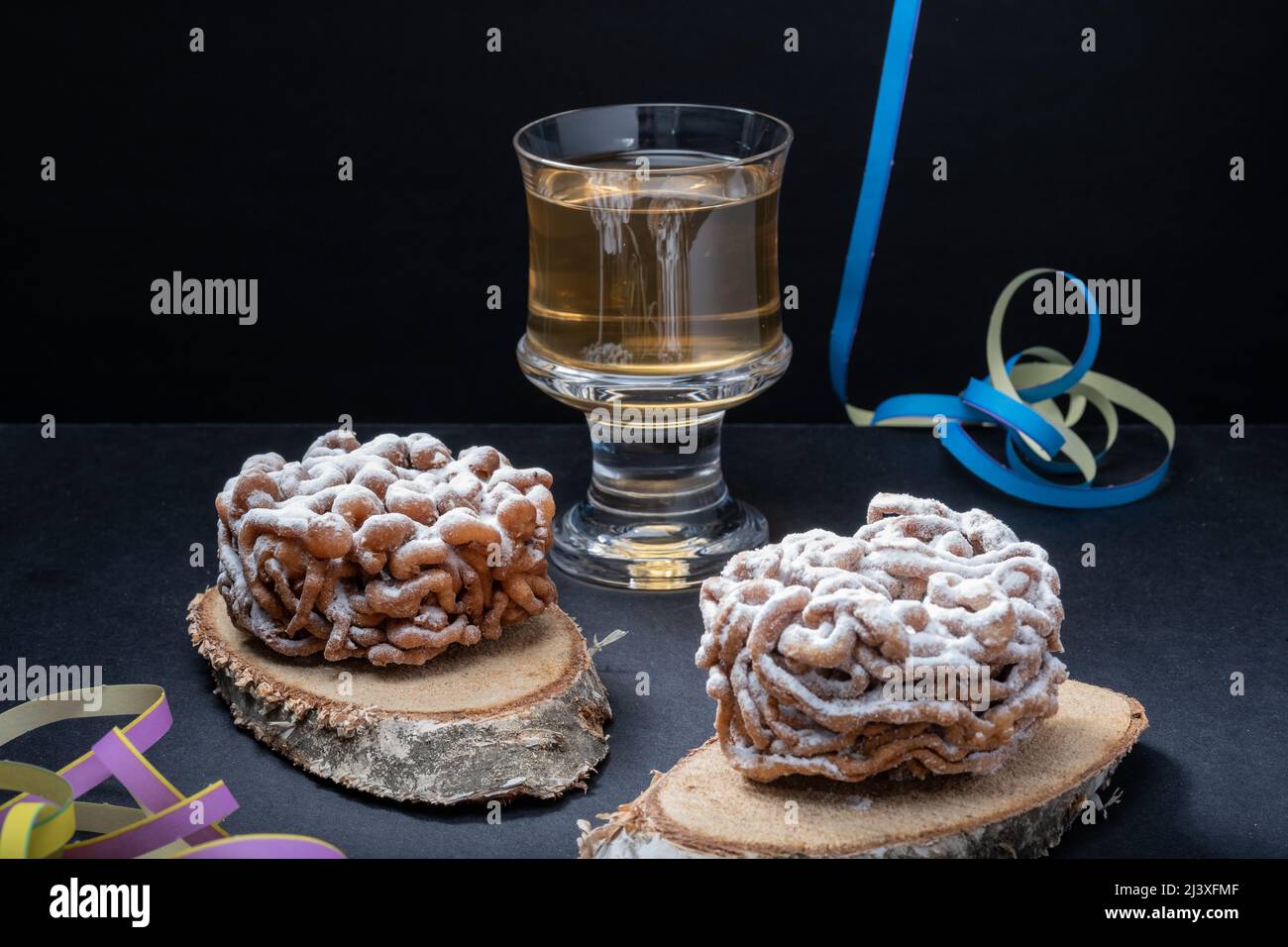 Helsinki / Finnland - 10. APRIL 2022: Traditionelle finnische Küche: Trichterkuchen mit Puderzucker-Belag werden um den 1.. Mai mit hausgemachtem Sima gegessen Stockfoto