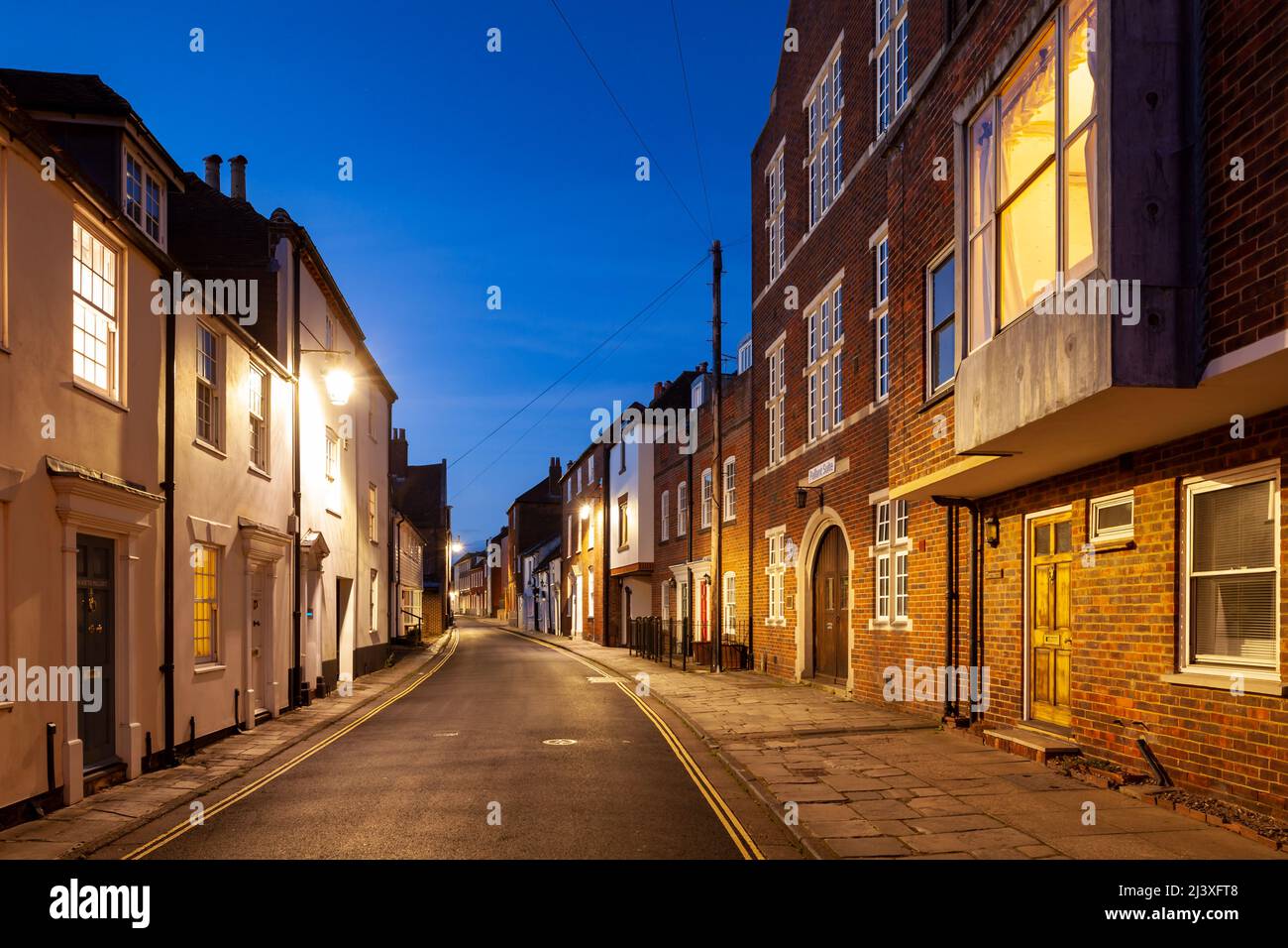 Die Nacht fällt im historischen Zentrum von Chichester, West Sussex, England. Stockfoto