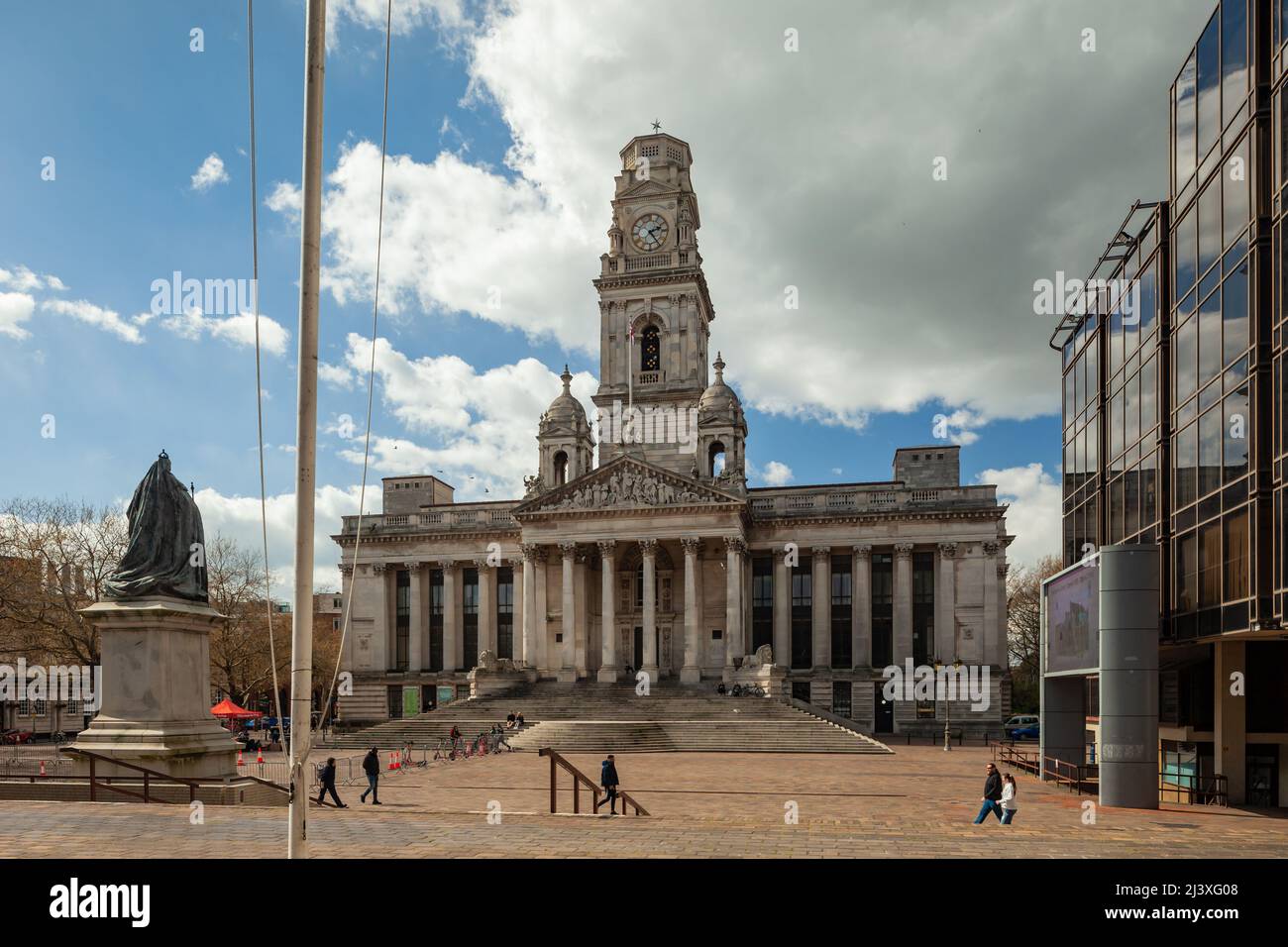 Frühlingsnachmittag in der Guildhall in Portsmouth, Hampshire, England. Stockfoto