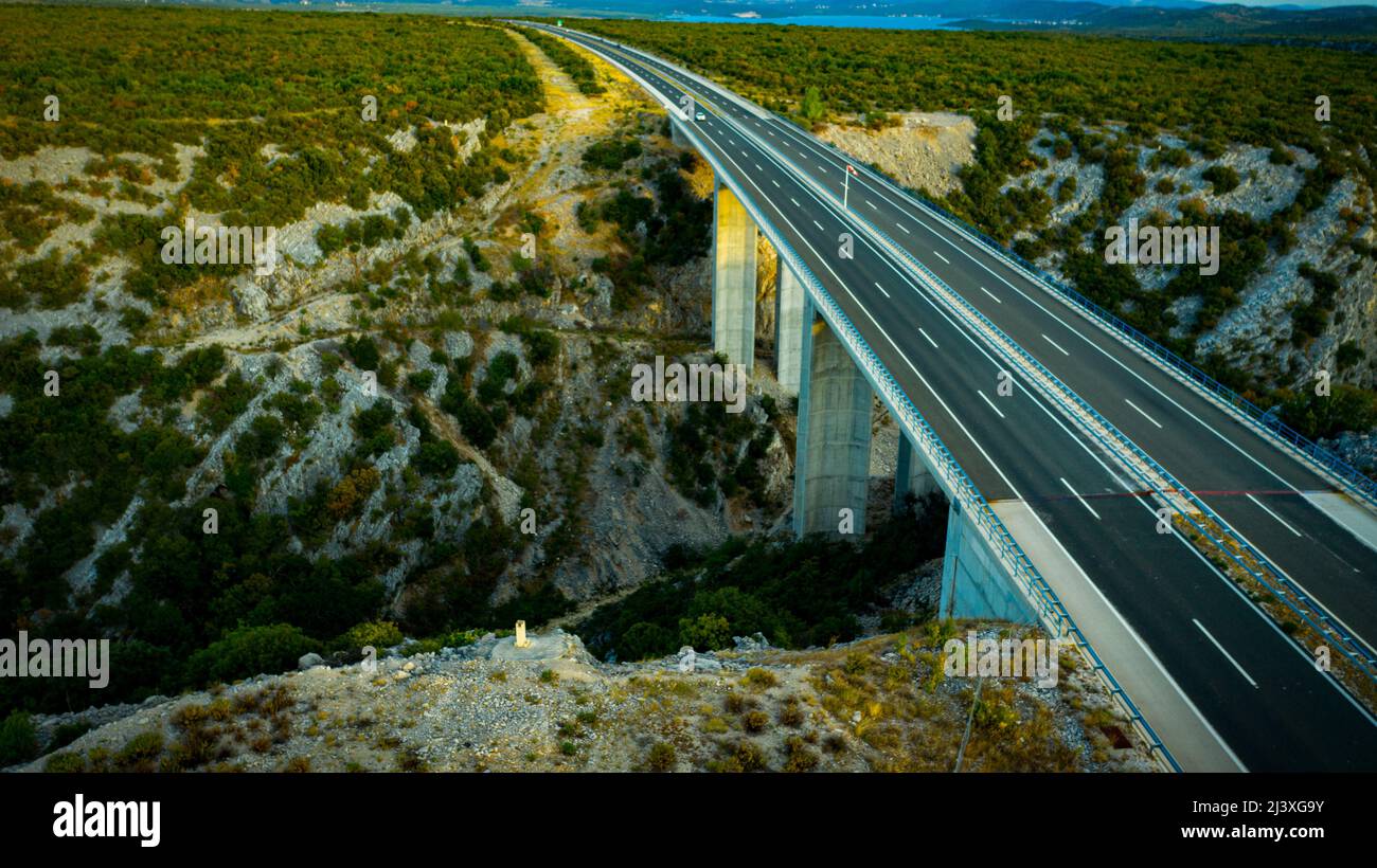 Luftaufnahme über Autobahn und Gaspipeline, Prokljan See im Hintergrund, Prokljan, Kroatien Stockfoto