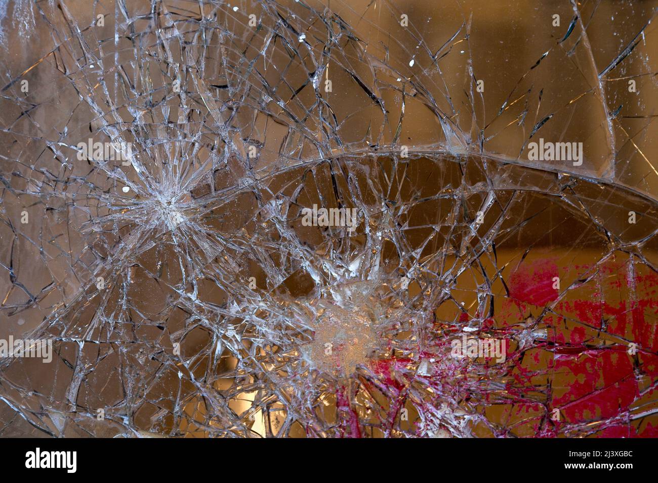 Nahaufnahme eines kaputten Glasfensters nach einem Vandalismus. Stockfoto