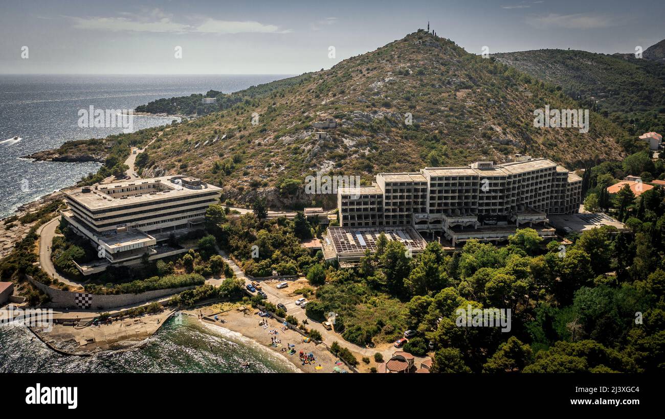 Luftaufnahme des Hotelkomplexes Kupari, stark beschädigt im was, Dubrovnik, Kroatien Stockfoto