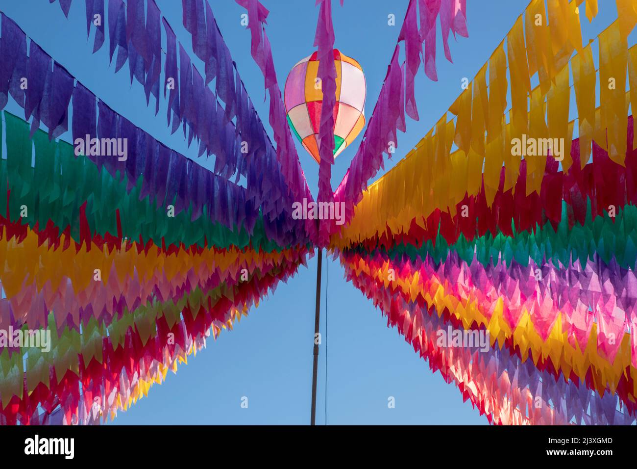 Bunte Fahnen und dekorativer Ballon für die st. john Party, die im juni im Nordosten brasiliens stattfindet Stockfoto