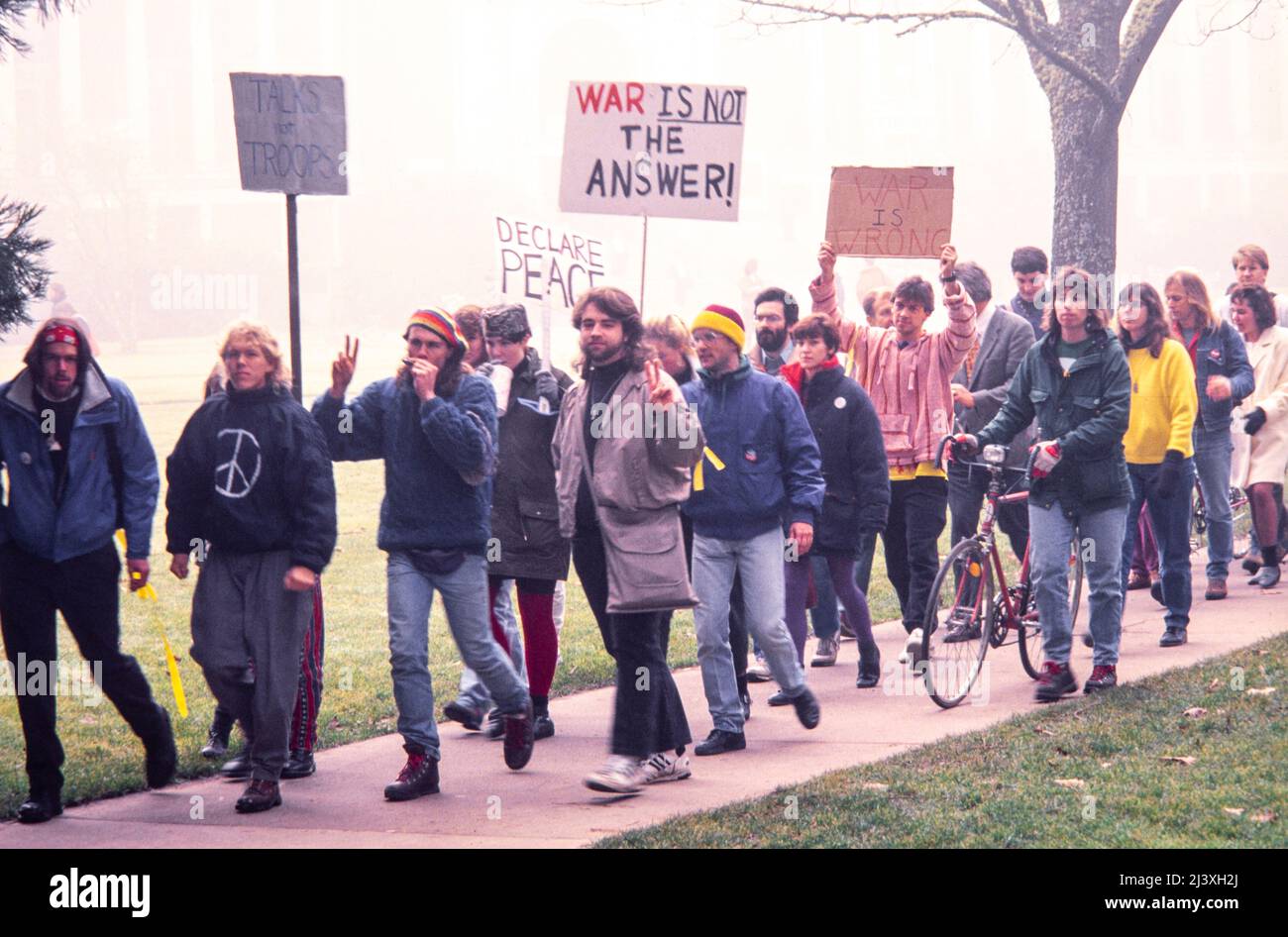 Friedlicher Antikriegsprotest von Studenten der Oregon State University als Reaktion auf den US-Start der Operation Desert Storm im Januar 1991 in Opposition zu Saddam Hussein und der irakischen Invasion in Kuwait Stockfoto