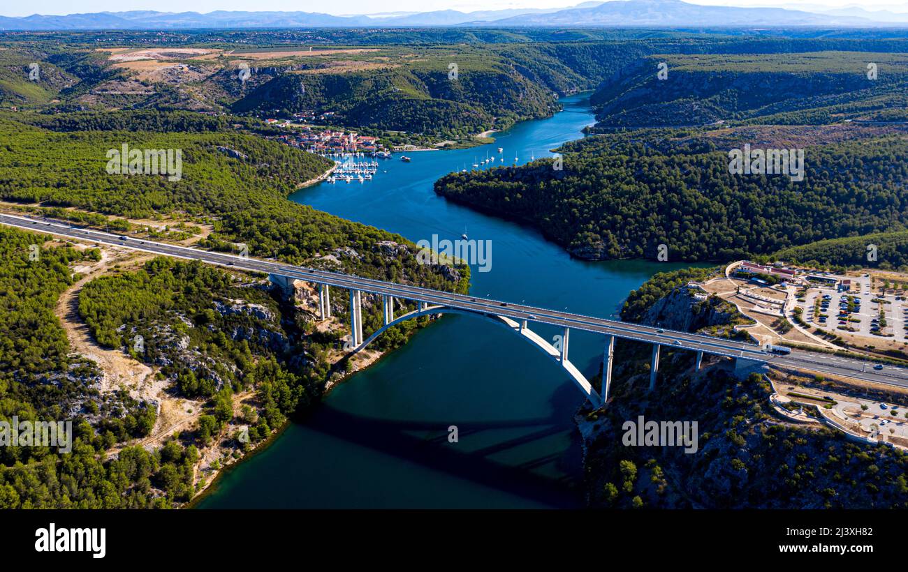 Luftaufnahme der Brücke über den Fluss Krka, Autobahn mit Backgorund der Stadt Skradin, Sommerzeit mit Meer und Fluss Kroatien Stockfoto