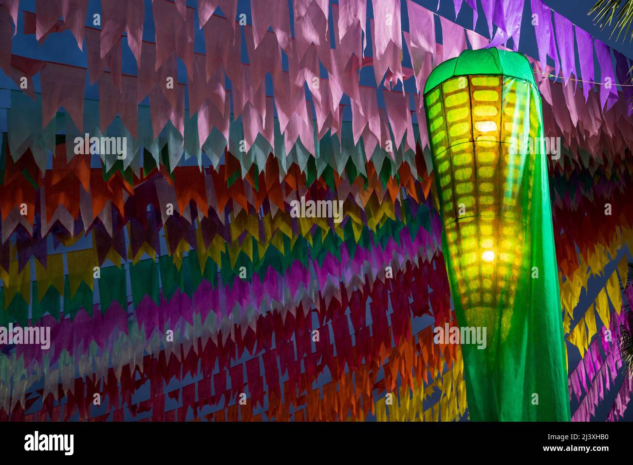 Bunte Fahnen und dekorativer Riesenkorn leuchten für die saint john Party in brasilien auf Stockfoto
