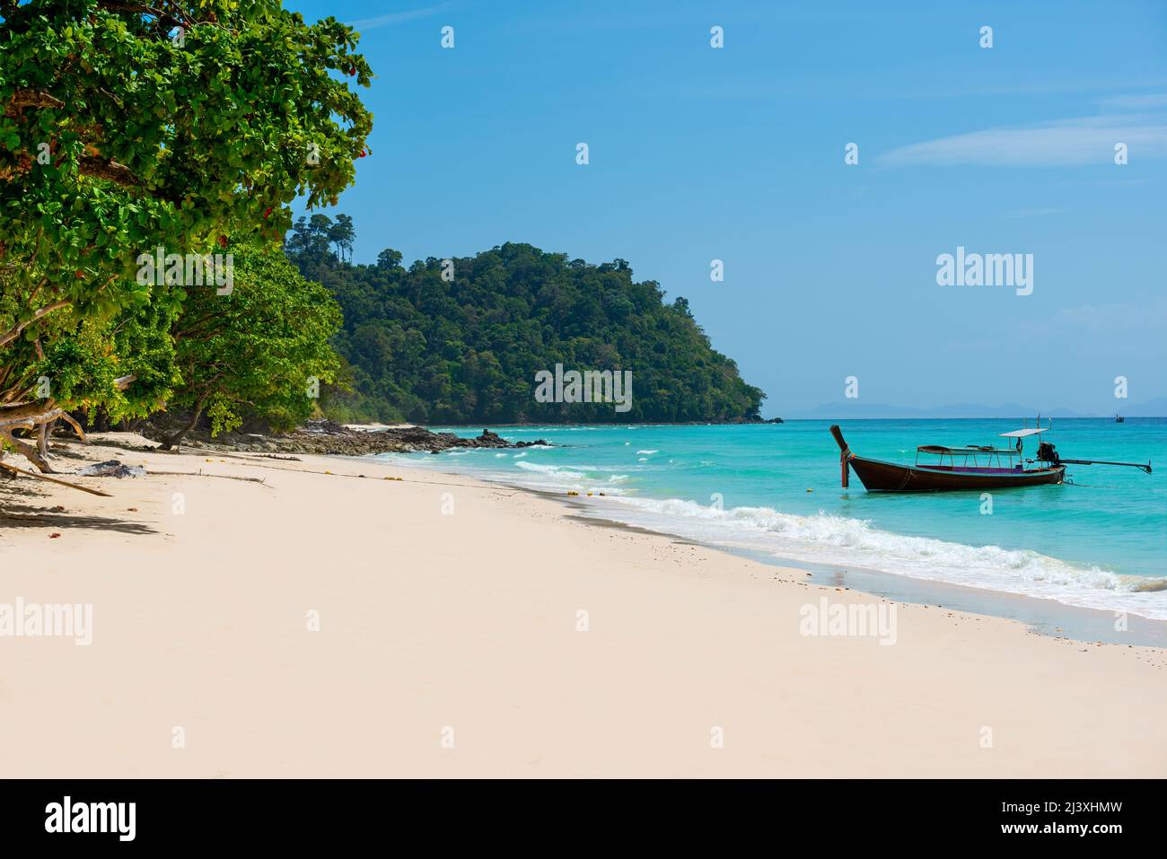 Wunderschöner, leerer, exotischer tropischer Strand mit weißem, sauberem Sand und kristallklarem Meerwasser. Insellandschaft mit Blick auf das Longtail-Boot. Koh Rok Island Stockfoto