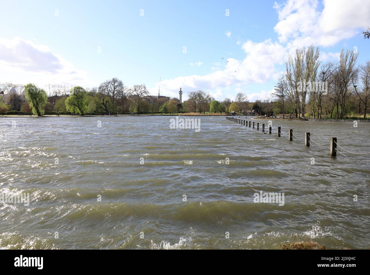 Starke Frühlingswinde schlagen Wellen auf dem See im Regents Park, mit Blick auf die Central Mosque in London, Großbritannien Stockfoto