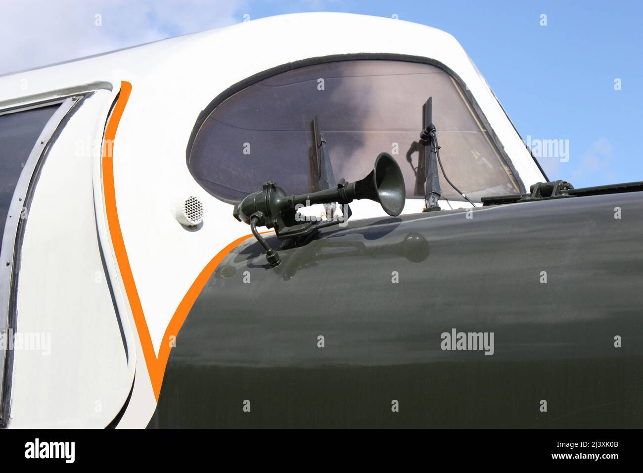 Das Fahrerhaus und das Lufthorn eines Diesellokomotivs. Stockfoto