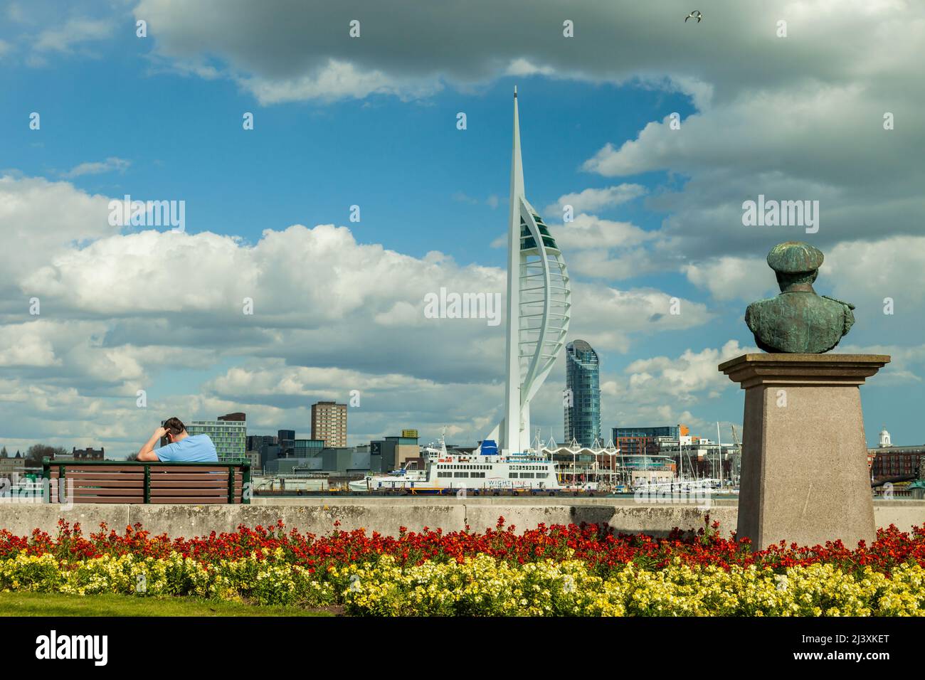 Frühlingsnachmittag in den Falkland Gardens in Gosport, Hampshire, England. Spinnaker Tower und die Skyline von Portsmouth in der Ferne. Stockfoto