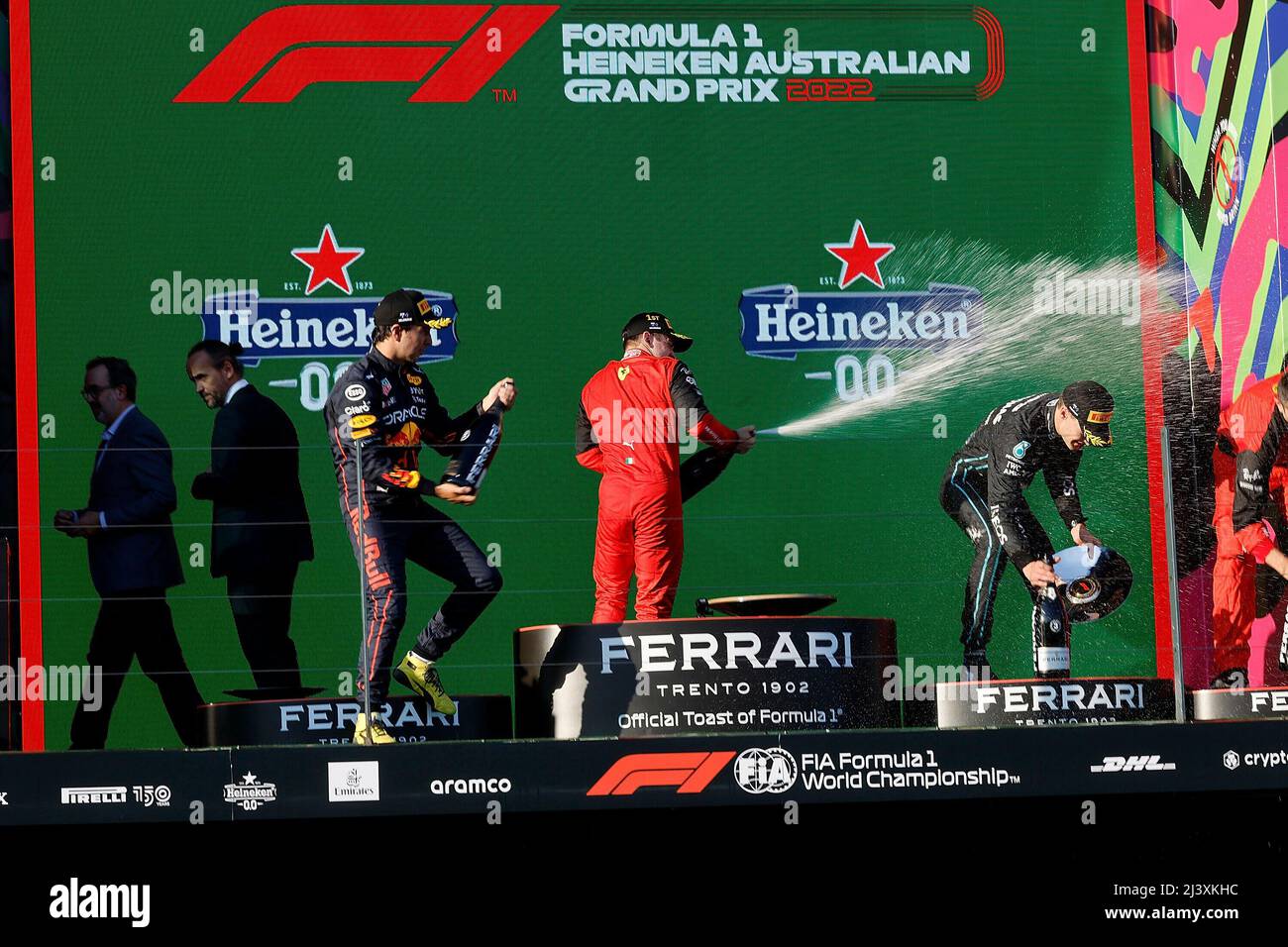 Melbourne, Australien. 10. April 2022. 10. April 2022, Albert Park, Melbourne, FORMEL 1 ROLEX AUSTRALIAN GRAND PRIX 2022, im Bild Podium: Sieger Charles Leclerc (MCO), Scuderia Ferrari, 2. Platz für Sergio Perez (MEX), Oracle Red Bull Racing, 3. Platz für George Russel (GBR), Mercedes-AMG Petronas Formula One Team Credit: dpa/Alamy Live News Stockfoto
